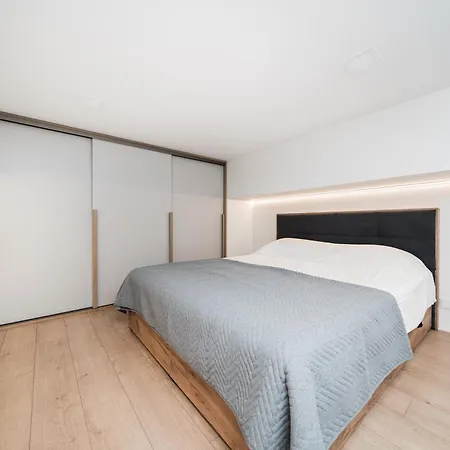 Apartment Radio With Free Parking *